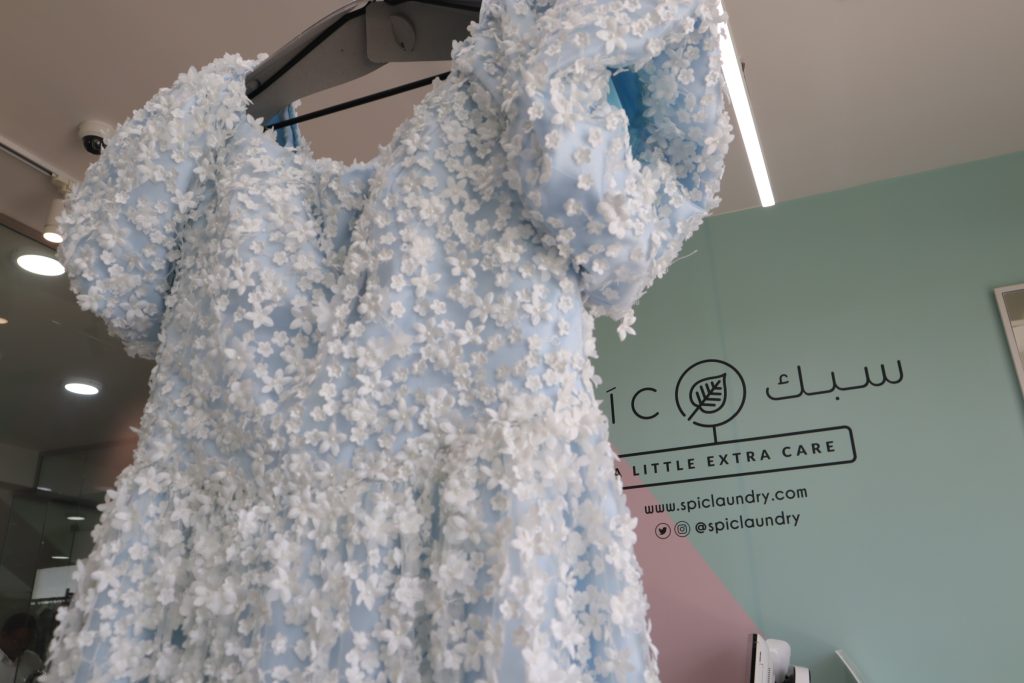 الغسيل الجاف: الدليل الاحترافي الشامل للعناية الذكية بالملابس الحساسة والفاخرة